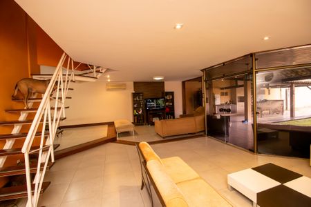 Casa de condomínio à venda com 600m², 4 quartos e 5 vagas Casa de condomínio à venda com 600m², 4 quartos e 5 vagasSala
