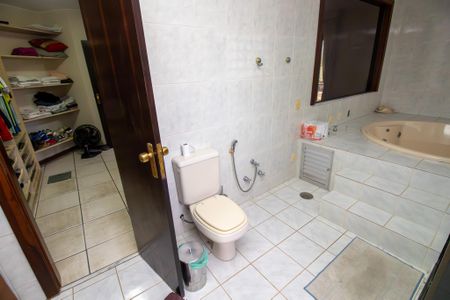 Casa de condomínio à venda com 600m², 4 quartos e 5 vagas Casa de condomínio à venda com 600m², 4 quartos e 5 vagasBanheiro Suíte 1