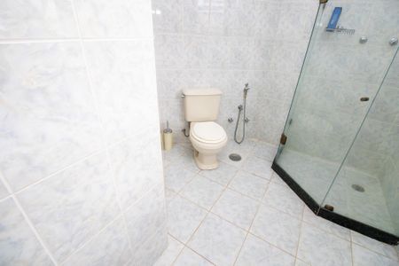Casa de condomínio à venda com 600m², 4 quartos e 5 vagas Casa de condomínio à venda com 600m², 4 quartos e 5 vagasBanheiro Suíte 2