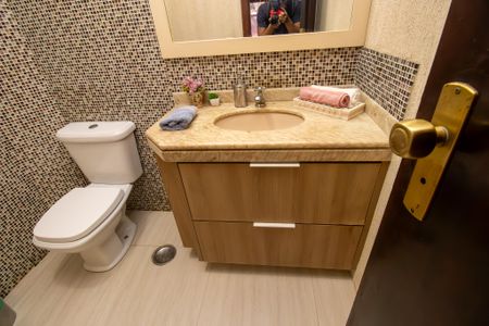 Casa de condomínio à venda com 600m², 4 quartos e 5 vagas Casa de condomínio à venda com 600m², 4 quartos e 5 vagasLavabo