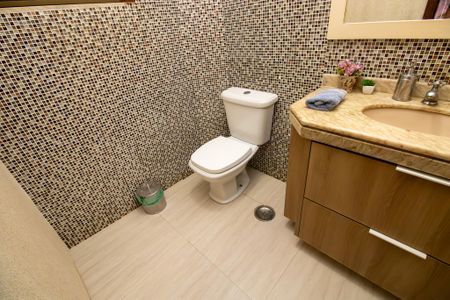 Casa de condomínio à venda com 600m², 4 quartos e 5 vagas Casa de condomínio à venda com 600m², 4 quartos e 5 vagasLavabo