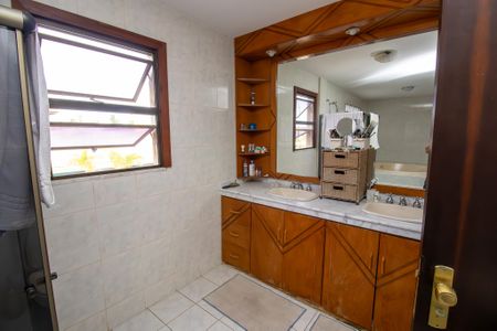 Casa de condomínio à venda com 600m², 4 quartos e 5 vagas Casa de condomínio à venda com 600m², 4 quartos e 5 vagasBanheiro Suíte 1