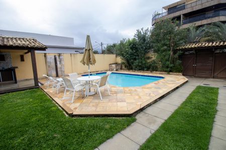 Casa de condomínio à venda com 600m², 4 quartos e 5 vagas Casa de condomínio à venda com 600m², 4 quartos e 5 vagasQuintal