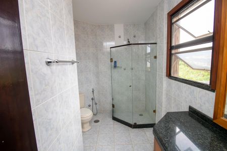 Casa de condomínio à venda com 600m², 4 quartos e 5 vagas Casa de condomínio à venda com 600m², 4 quartos e 5 vagasBanheiro Suíte 2