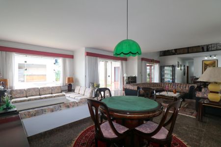 Casa à venda com 420m², 5 quartos e 8 vagasSala de jogos e Lareira