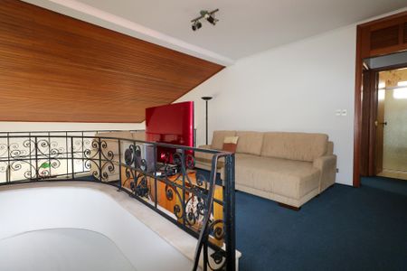 Casa à venda com 420m², 5 quartos e 8 vagasSala de TV / Mezanino
