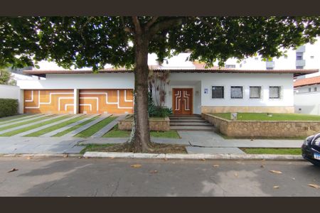 Casa à venda com 420m², 5 quartos e 8 vagasFachada