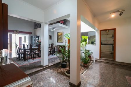 Casa à venda com 420m², 5 quartos e 8 vagasEntrada