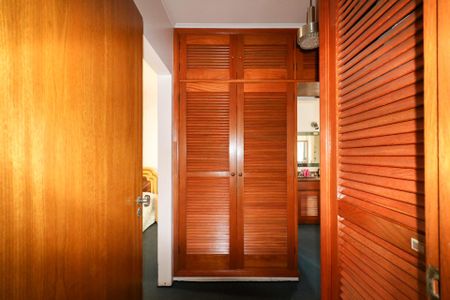 Casa à venda com 420m², 5 quartos e 8 vagasSuíte 2