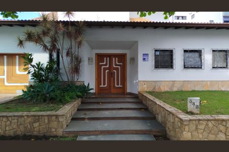 Casa à venda com 420m², 5 quartos e 8 vagasFachada+Placa
