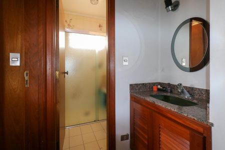 Casa à venda com 420m², 5 quartos e 8 vagasBanheiro da Suíte 4