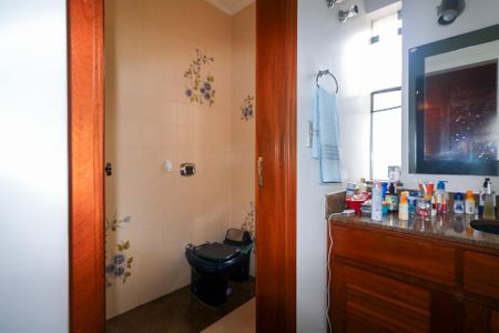 Casa à venda com 420m², 5 quartos e 8 vagasBanheiro da Suíte 2