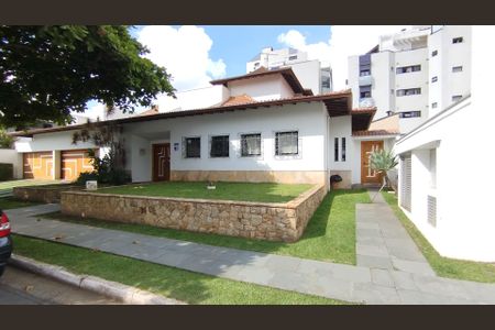 Casa à venda com 420m², 5 quartos e 8 vagasFachada