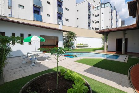 Casa à venda com 420m², 5 quartos e 8 vagasPiscina/Jardim