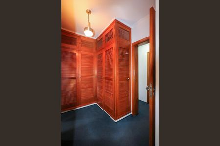 Casa à venda com 420m², 5 quartos e 8 vagasSuíte 2