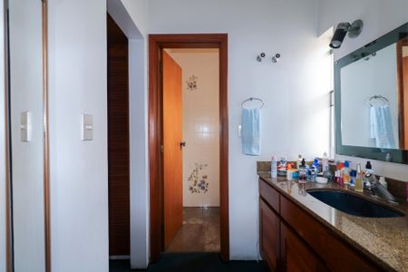 Casa à venda com 420m², 5 quartos e 8 vagasBanheiro da Suíte 2