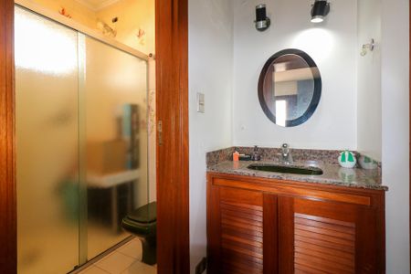 Casa à venda com 420m², 5 quartos e 8 vagasBanheiro da Suíte 4