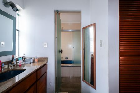 Casa à venda com 420m², 5 quartos e 8 vagasBanheiro da Suíte 2