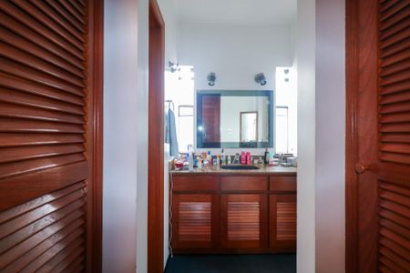 Casa à venda com 420m², 5 quartos e 8 vagasBanheiro da Suíte 2