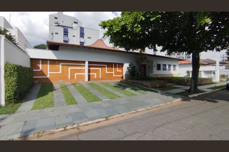 Casa à venda com 420m², 5 quartos e 8 vagasFachada