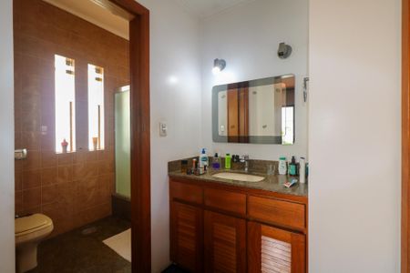 Casa à venda com 420m², 5 quartos e 8 vagasBanheiro da Suíte 3