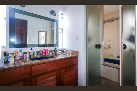 Casa à venda com 420m², 5 quartos e 8 vagasBanheiro da Suíte 2