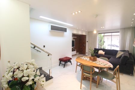 Casa à venda com 145m², 4 quartos e 3 vagasSala