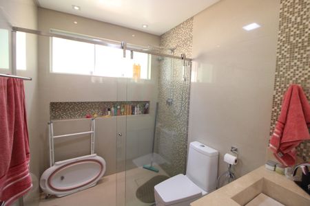Casa à venda com 145m², 4 quartos e 3 vagasBanheiro 1
