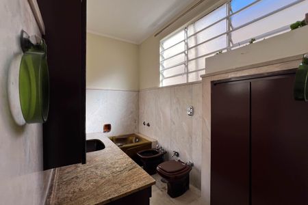 Casa à venda com 280m², 3 quartos e 7 vagasBanheiro do quarto 1