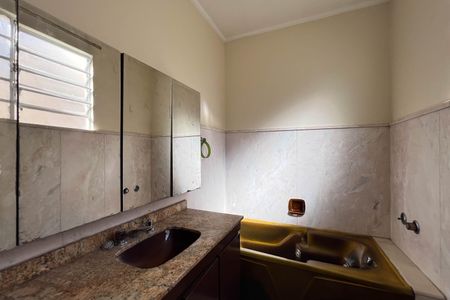 Casa à venda com 280m², 3 quartos e 7 vagasBanheiro do quarto 1