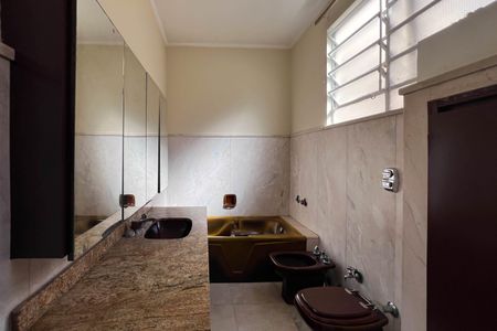 Casa à venda com 280m², 3 quartos e 7 vagasBanheiro do quarto 1