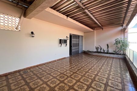 Casa à venda com 280m², 3 quartos e 7 vagasVaranda do quarto 1