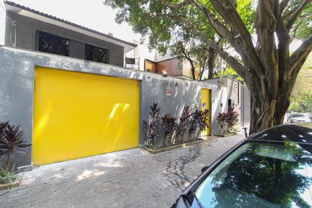Casa à venda com 500m², 5 quartos e 2 vagas Casa à venda com 500m², 5 quartos e 2 vagasFachada