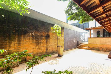 Casa à venda com 500m², 5 quartos e 2 vagas Casa à venda com 500m², 5 quartos e 2 vagasQuintal