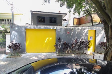 Casa à venda com 500m², 5 quartos e 2 vagas Casa à venda com 500m², 5 quartos e 2 vagasFachada