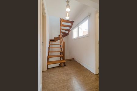 Casa de condomínio à venda com 130m², 2 quartos e 2 vagasEscada