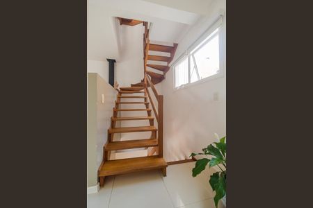 Casa de condomínio à venda com 130m², 2 quartos e 2 vagasEscada