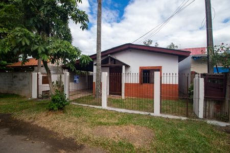 Casa à venda com 400m², 3 quartos e 2 vagas Casa à venda com 400m², 3 quartos e 2 vagasFachada