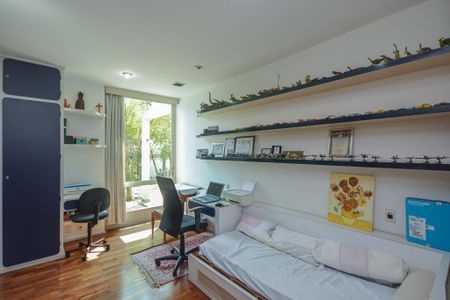 Casa à venda com 639m², 7 quartos e 3 vagas Casa à venda com 639m², 7 quartos e 3 vagasQuarto 4