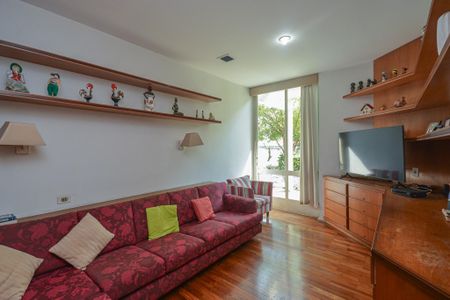 Casa à venda com 639m², 7 quartos e 3 vagas Casa à venda com 639m², 7 quartos e 3 vagasSala de TV