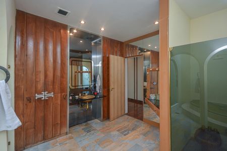 Casa à venda com 639m², 7 quartos e 3 vagas Casa à venda com 639m², 7 quartos e 3 vagasBanheiro da Suíte 2