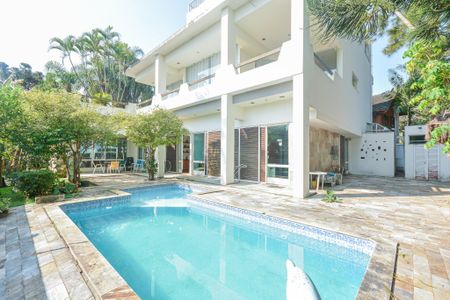 Casa à venda com 639m², 7 quartos e 3 vagas Casa à venda com 639m², 7 quartos e 3 vagasÁrea comum - Piscina
