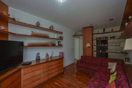 Casa à venda com 639m², 7 quartos e 3 vagas Casa à venda com 639m², 7 quartos e 3 vagasSala de Jantar