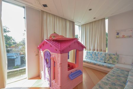 Casa à venda com 639m², 7 quartos e 3 vagas Casa à venda com 639m², 7 quartos e 3 vagasÁrea comum Brinquedoteca