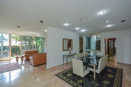 Casa à venda com 639m², 7 quartos e 3 vagas Casa à venda com 639m², 7 quartos e 3 vagasSala de Jantar