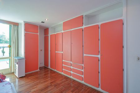 Casa à venda com 639m², 7 quartos e 3 vagas Casa à venda com 639m², 7 quartos e 3 vagasQuarto 3