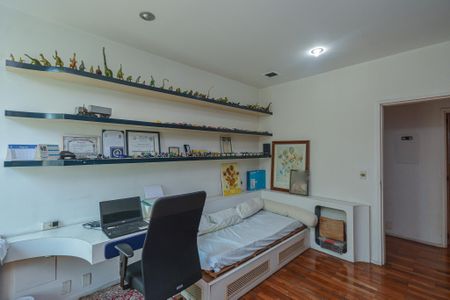 Casa à venda com 639m², 7 quartos e 3 vagas Casa à venda com 639m², 7 quartos e 3 vagasQuarto 4