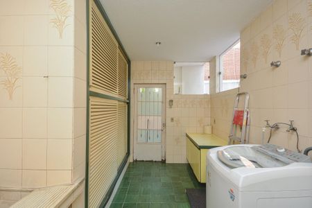 Casa à venda com 639m², 7 quartos e 3 vagas Casa à venda com 639m², 7 quartos e 3 vagasÁrea de Serviço