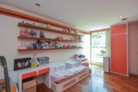 Casa à venda com 639m², 7 quartos e 3 vagas Casa à venda com 639m², 7 quartos e 3 vagasQuarto 2