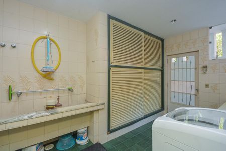 Casa à venda com 639m², 7 quartos e 3 vagas Casa à venda com 639m², 7 quartos e 3 vagasÁrea de Serviço